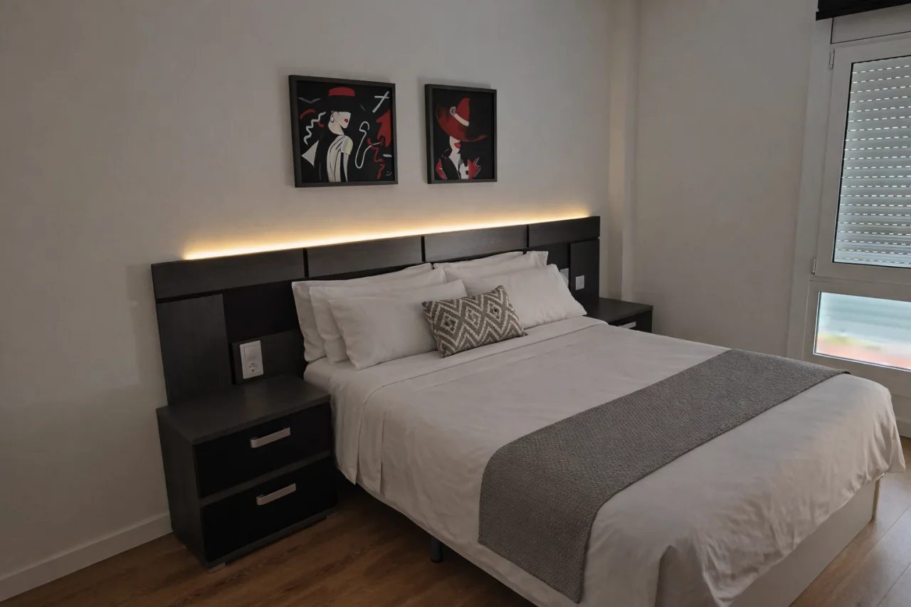 Dormitorio con cabecero y armario