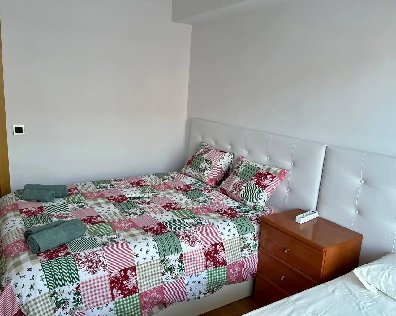 Dormitorio con cama de matrimonio
