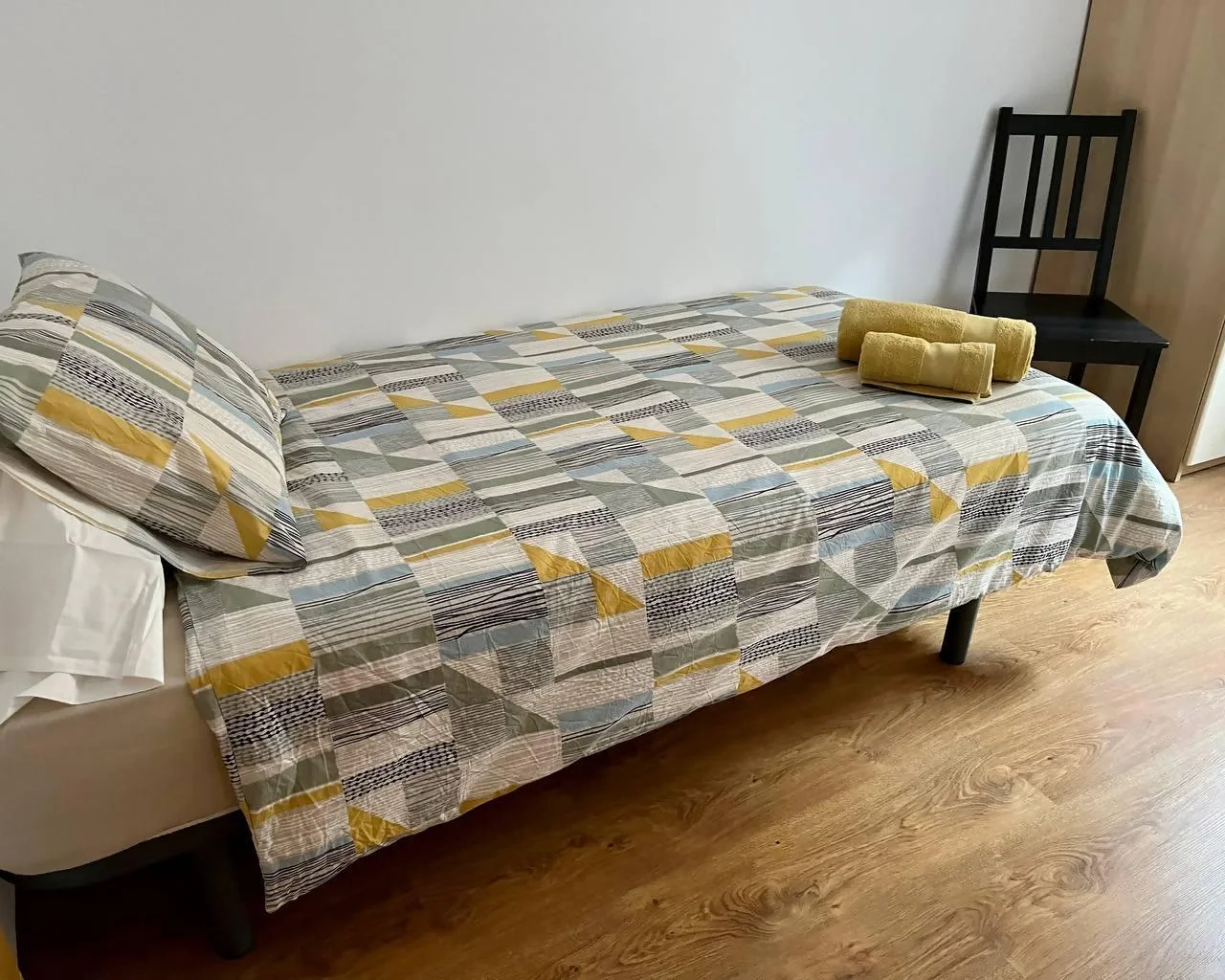 Dormitorio con cama individual
