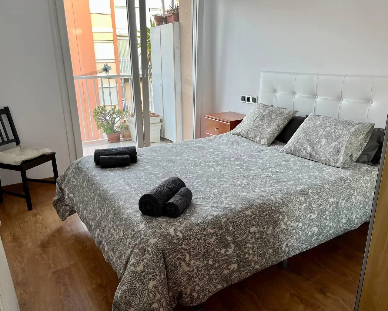 Dormitorio doble junto a la ventana